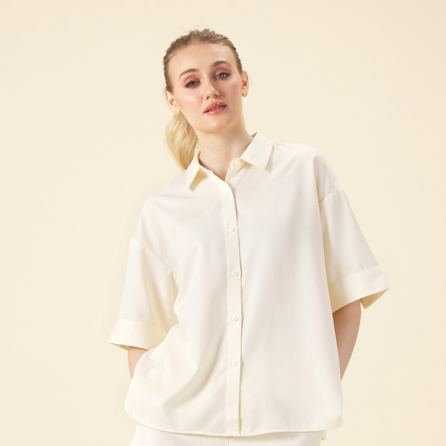 GIORDANO Women's Twill Acute Collar Short Sleeves Loose Fit Shirt (05345204)