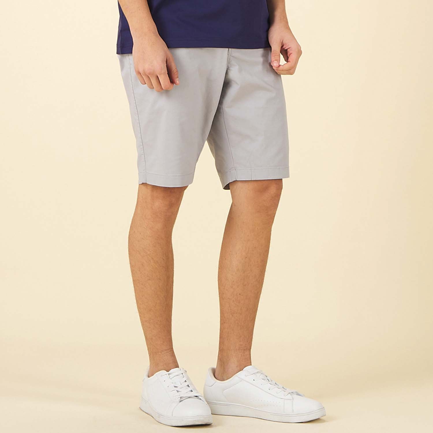 GIORDANO Men's Cotton Spandex Twill Low Rise Slim Tapered Fit Bermuda Shorts (01105202)