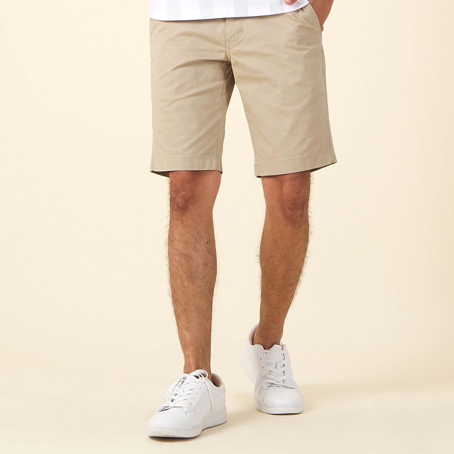 GIORDANO Men's Cotton Spandex Twill Low Rise Slim Tapered Fit Bermuda Shorts (01105202)