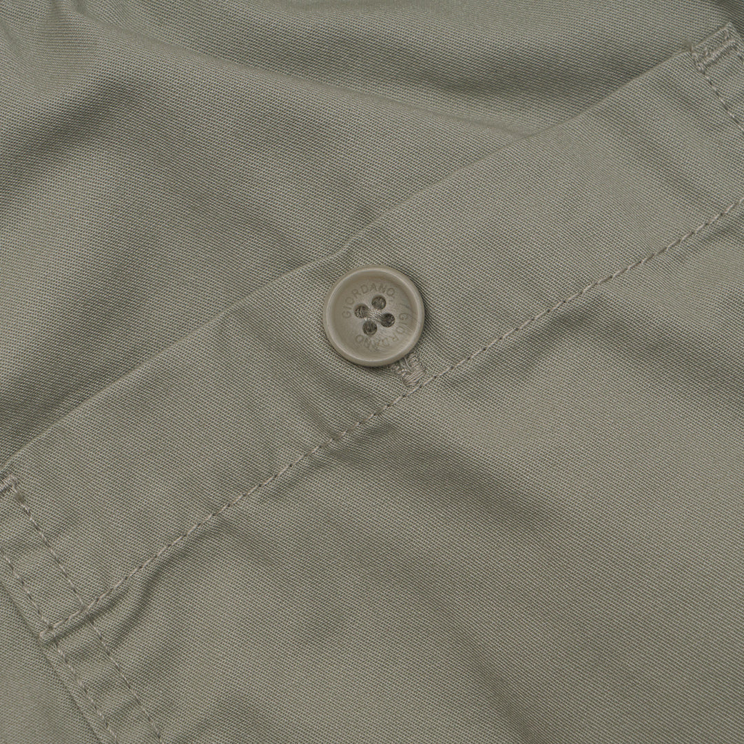 GIORDANO Men's Classic Man  Cotton Twill Mid Rise Slim Tapered Fit Bermuda Shorts (01105205)